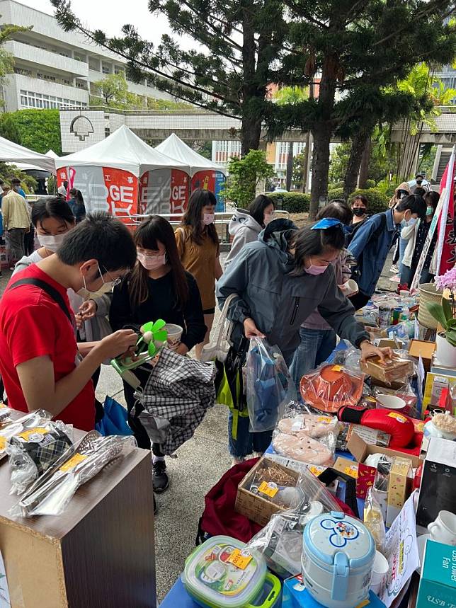 嘉南藥理大學連續兩日辦理「誠實集、愛義賣」活動，行社會公益。 （記者張淑娟攝）