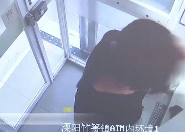 中國一名女子撿到一張提款卡後動了貪念，猜中密碼後盜領17萬多台幣現金。（翻攝微博）