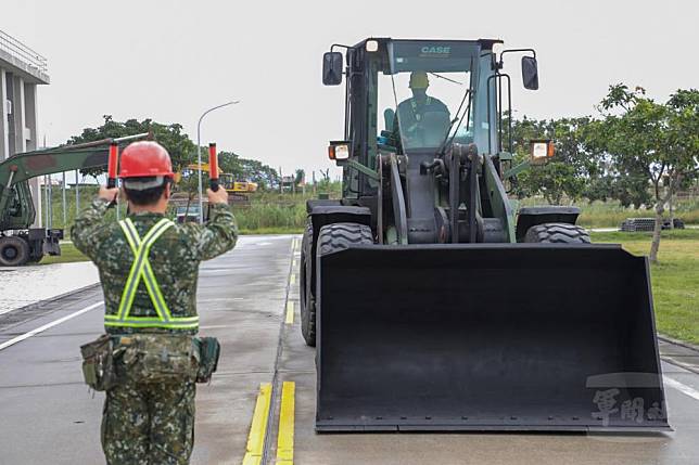 第二作戰區待命應援工兵機具完成整備。（陸軍司令部提供）