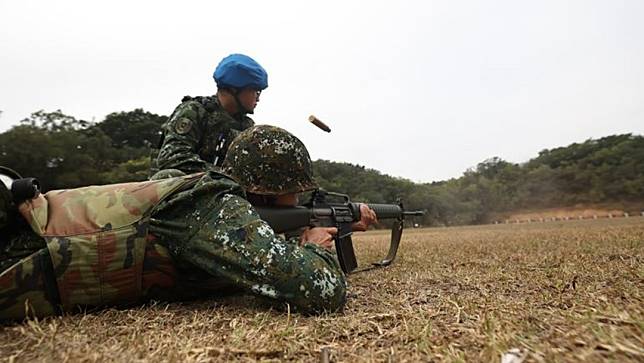 照片是國軍改革兵役後一期義務役新兵訓練進入期末鑑測，陸軍步兵302旅受訓的役男2024.3.18實施「第3-1表基礎鑑定射擊」。資料照片