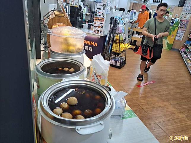 陽明交大小7超商茶葉蛋2個月短少476顆，店家也在門口貼公告呼籲要確實結帳，由於有此公告，購買茶葉蛋民眾明顯減少！(記者洪美秀攝)