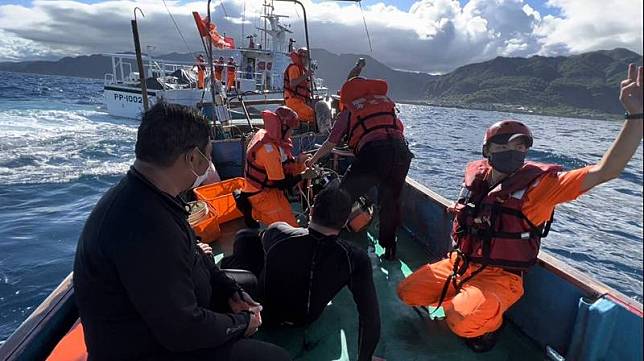 落海潛水客被救起後搭船返回大溪漁港。(圖由海巡署提供)