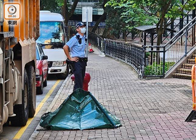 事主墮樓倒臥地面。(胡德威攝)