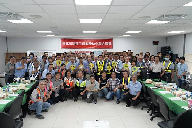 台北市勞動檢查處攜手多家施工單位與新加入的安全夥伴，共同舉辦「捷運工程零災害宣言活動」。(台北市勞動局提供)