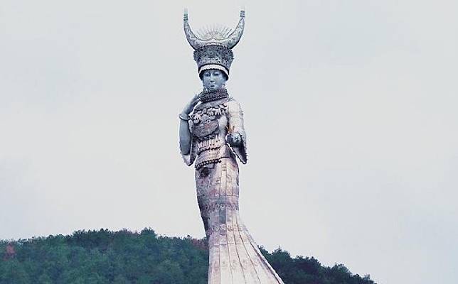 中國貴州省貧困縣耗費鉅資打造苗族女神仰阿莎雕像，挨批大白象工程。(取自人民視覺網站)