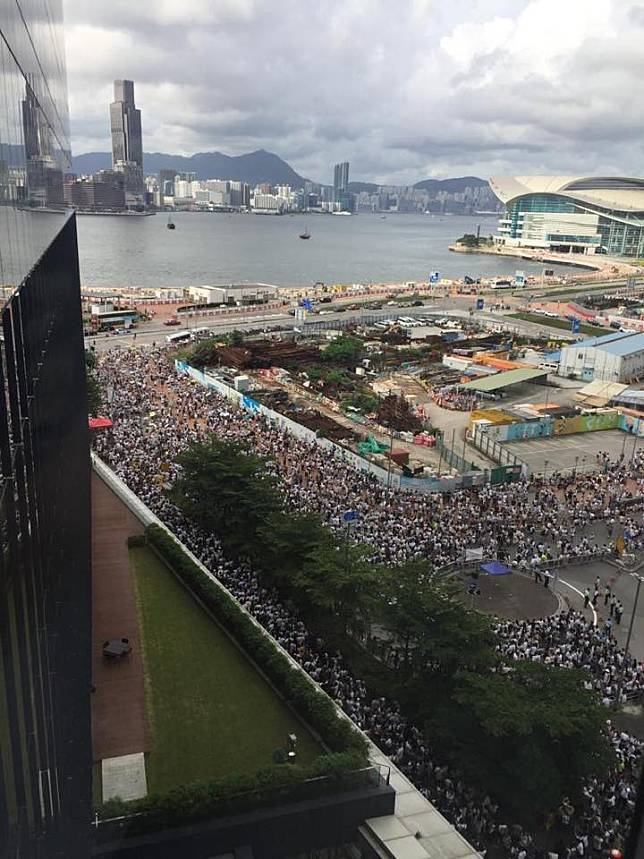 今天香港《逃犯條例》將進入二讀、，不滿的民眾群聚上街，各行各業群起大罷工，民眾一早就將立法會包圍。   圖：翻攝自香港民間人權陣線臉書