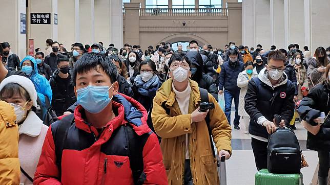 ▲武漢氣氛緊張，民眾出外戴起口罩。（圖／翻攝香港01）