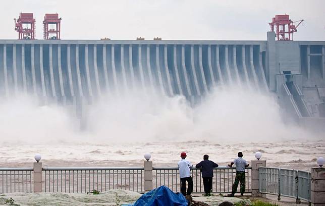 大陸三峽大壩是全球最大水力發電廠，美國NASA研究發現，當其裝滿390意公噸的水量時，會讓地球自轉軸傾斜，使白天時間增加0.06微秒。（圖／新華社）