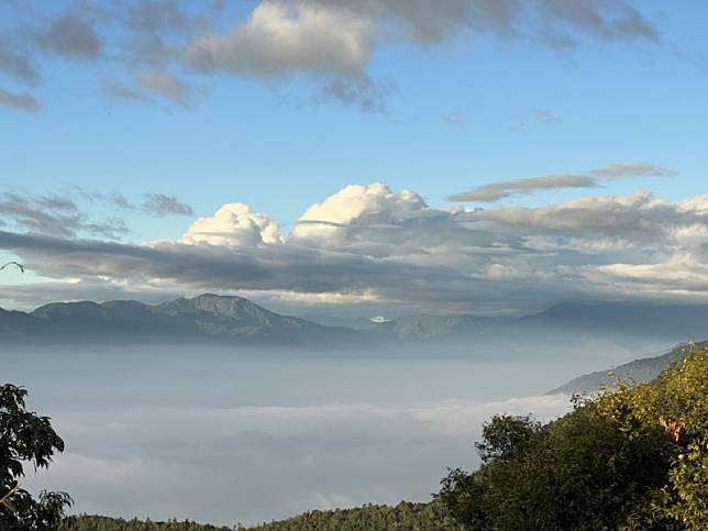 由藤枝森林遊樂區瞭望台觀賞雲海美景。 圖：高雄市觀光局/提供