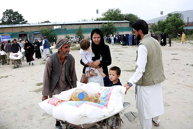 Afghan people receive food aid in Kabul, capital of Afghanistan, Aug. 16, 2022. (Photo by Saifurahman Safi/Xinhua)