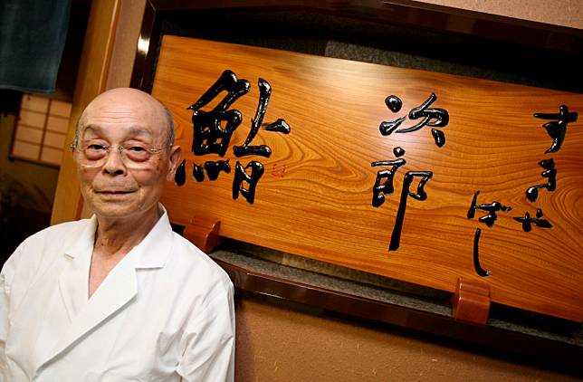 圖為 2007年，「壽司之神」小野二郎在數寄屋橋次郎前受訪的照片。 歐新社/達志影像