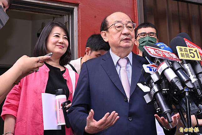 立法院民進黨團總召柯建銘被檢舉於立法院室內吸菸，對此，柯建銘今(14)日回應，這是不好的示範、該罰就罰。(記者劉信德攝)