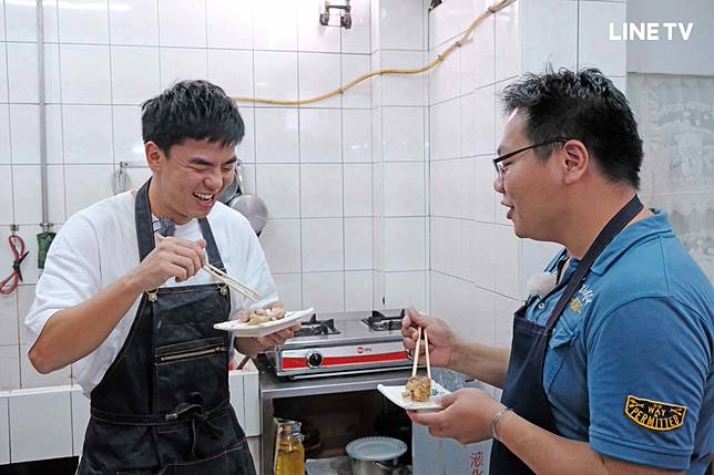 ▲柯有倫品嚐了該店的招牌餐點「蛋黃鴨肉」、「紹興豬腳」，食物美味到讓他笑開懷。（圖／LINE TV提供）