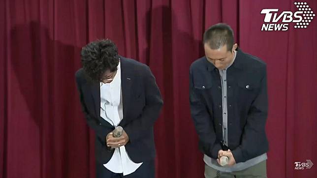 阿翔(左)外遇開記者會，浩子(右)多次跟著道歉。圖／TVBS
