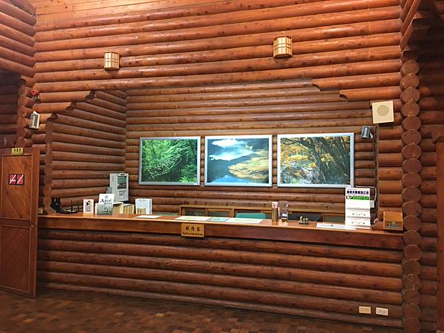 ▲中間遊客中心的服務台。（圖／奧丁丁體驗）