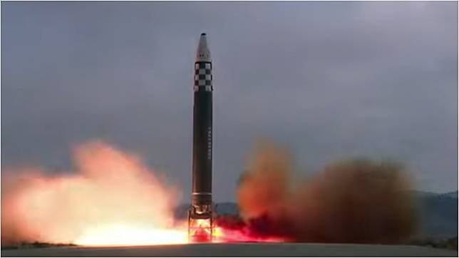 北韓發射洲際彈道導彈，飛行74分鐘，是歷來飛行時間最長 （「火星18 」資料圖片）