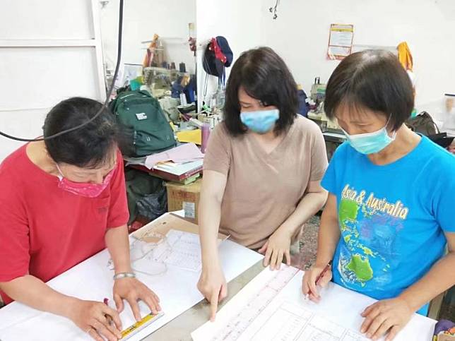 秦女士（右2）考取勞動部製發之中華民國技術士證女裝甲級，教導學生的練習照。（圖／移民署提供）
