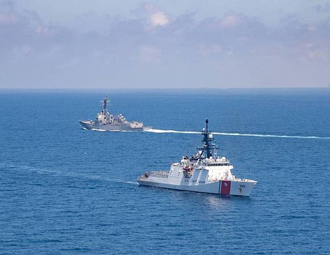 美國第七艦隊伯克級飛彈驅逐艦「紀德號(USS Kidd DDG-100)」(後)與美國海岸防衛隊傳奇級國安巡防艦「穆洛號(USCGC Munro WMSL-755)」(前)通過台海。(取自第七艦隊官網)