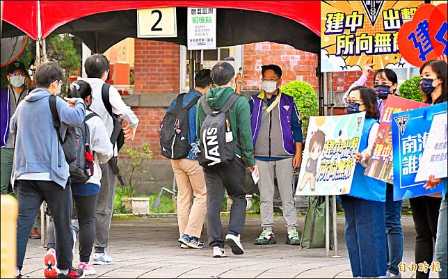 大學學科能力測驗昨日登場，建中考場考生進場需出示證件及量體溫。(記者塗建榮攝)