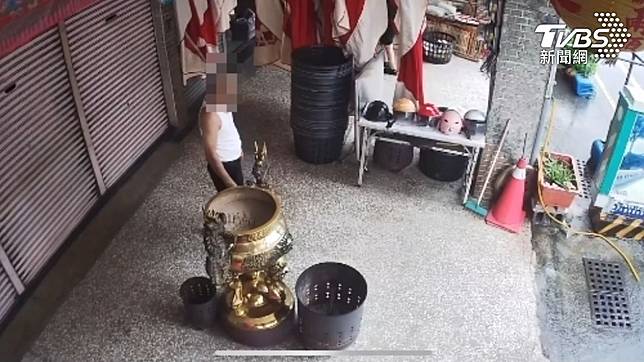洗衣店業者不只偷用水，還會走到私人宮廟門口吐痰，鄰居抱怨連連。(圖／TVBS)