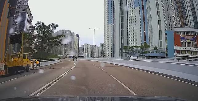 兩名工人在正修路。(FB「車Cam L」(香港群組))