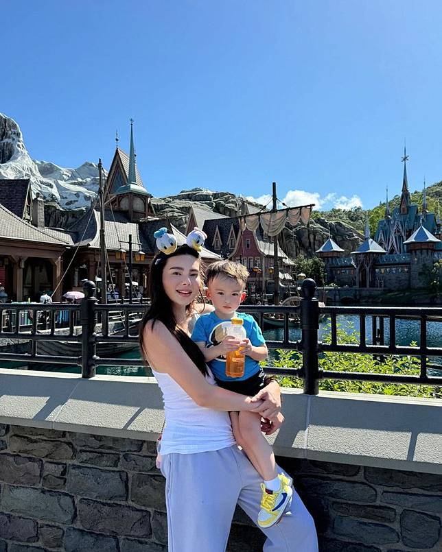 ครอบครัวดาราดังโบกมือลาไทย