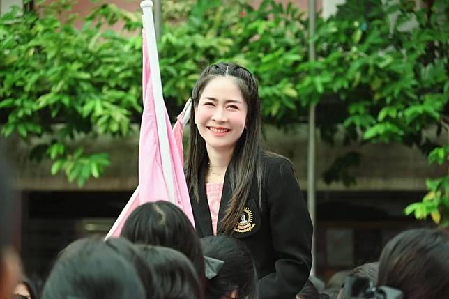 เปิดวาร์ป ผอ.พีช แต่งชุดนักเรียนขึ้นเวทีเซอร์ไพรส์ ร้องเพลงอำลาเด็ก ม.6