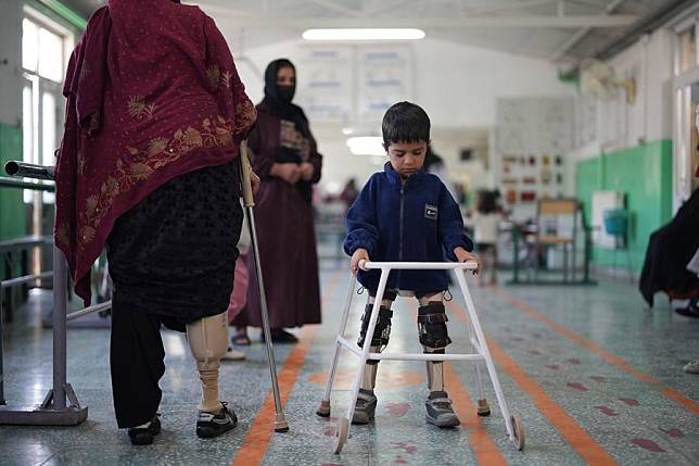 People with prosthetic limbs practice during a physiotherapy session at a rehabilitation center run by the International Committee of the Red Cross (ICRC) in Kabul, Afghanistan, Nov. 26, 2024. (Xinhua/Li Ang)