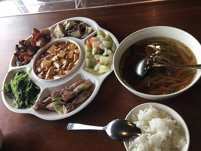 ▲太平山莊餐廳提供六菜一湯（兩人份）。（圖／奧丁丁體驗）