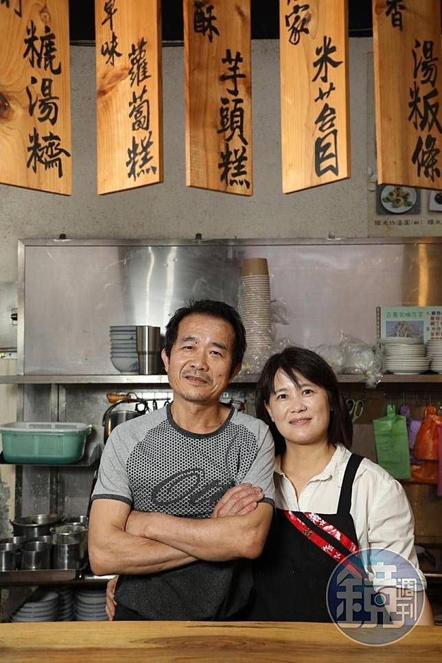 老闆翁文耀（左）、太太陳淑綺（右）是客家人，回鄉將客家米食發揚光大。