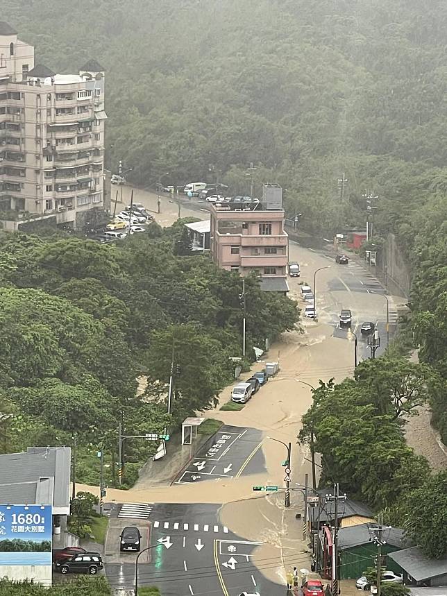 中度颱風山陀兒今天中午前後將登陸，強風豪雨可能導致多地出現積水或淹水情況，民眾易因接觸污水、污泥或環境積水孳生病媒蚊，而導致感染鉤端螺旋體病、類鼻疽、登革熱及腸道傳染病等風險。（圖／報系資料照）