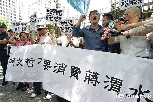台灣國抗議「柯文哲不要消費蔣渭水」。   圖：張良一/攝