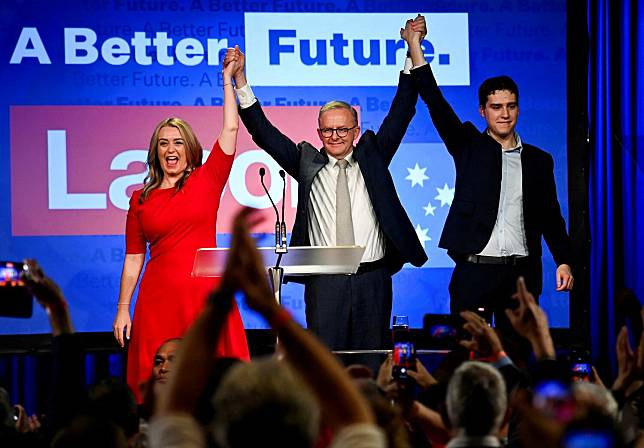 澳大利亞工黨領袖艾班尼斯（Anthony Albanese，中）慶祝他在聯邦大選中勝出。   圖：達志影像/路透社
