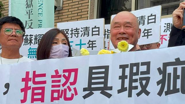 男子蘇耀輝（右1）被控殺人案再審翻盤，今日獲判無罪，受訪時露出開心笑容。謝亞庭攝