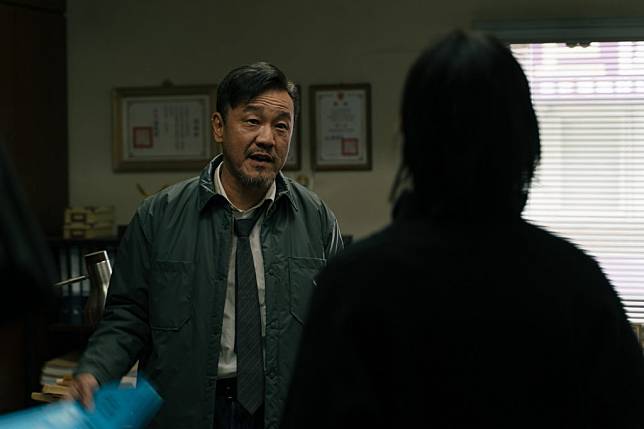 演員陳為民（左）在懸疑犯罪電影「查無此心」飾演面惡心善的警官，與張鈞甯（右）有多場爭執戲。（華映提供／中央社）
