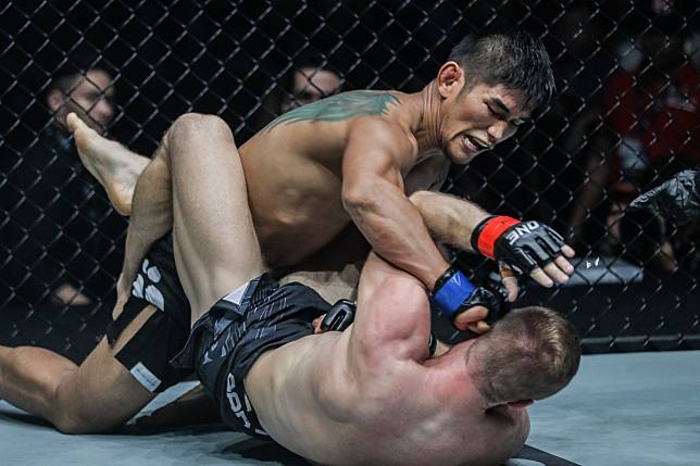 Aung La N Sang punches Vitaly Bigdash from the top in Myanmar. Photos: One Championship