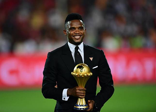 Former Cameroon football star Samuel Eto'o presents the trophy before the 2019 Africa Cup of Nations final match between Senegal and Algeria in Cairo, Egypt on July 19, 2019. (Xinhua/Wu Huiwo)