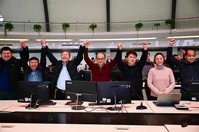 Gong Xianzu (4th, L), head of division of the Experimental Advanced Superconducting Tokamak (EAST) Physics and Experimental Operations, and other team members celebrate the success of an experiment in Hefei, east China's Anhui Province, Jan. 20, 2025. (Xinhua/Zhou Mu)