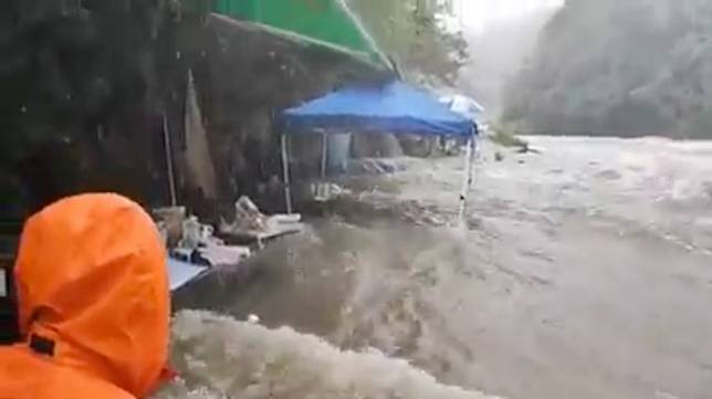 昨(11)日有網友於臉書發布溪水暴漲的影片。   圖：翻攝自爆料公社公開版臉書