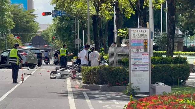 台南市成功大學旁今（8）日下午發生一起嚴重交通事故，76歲劉姓婦人駕駛小客車疑似失控暴衝釀3人受傷，其中1人命危。（翻攝自記者爆料網）