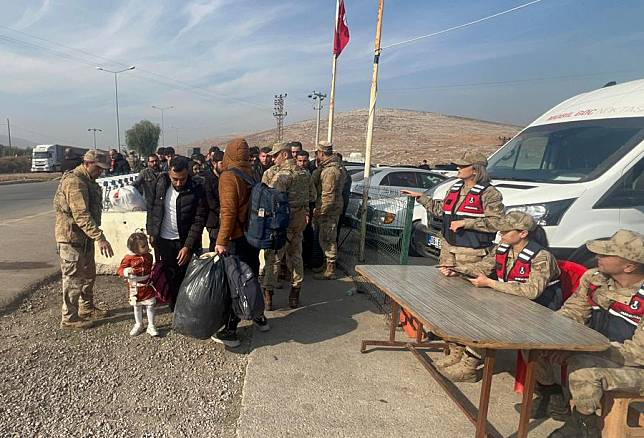 Syrian people prepare to enter Syria from Türkiye at the Cilvegozu Border Gate in Reyhanli district of Hatay, Türkiye, on Dec. 18, 2024. (Mustafa Kaya/Handout via Xinhua)