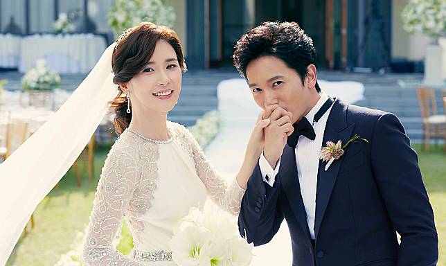 ji-sung-and-his-familiar-wife-lee-bo-young