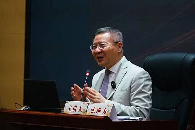 上海復旦大學中國研究院院長張維為，日前在武漢大學演講時，提到台灣不少年輕人愛用「小紅書」等大陸社交平台，統一台灣後會比治理香港容易，解決台灣問題的時機愈來愈成熟。（取自維為道來微信公眾號）