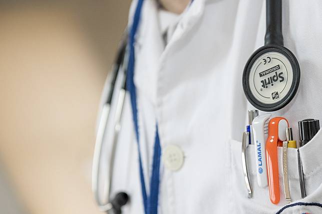 為了爭取調薪，在過去1年半以來，專科與顧問等級以下的醫師已進行了約10次的罷工行動。(示意圖/Pixabay)