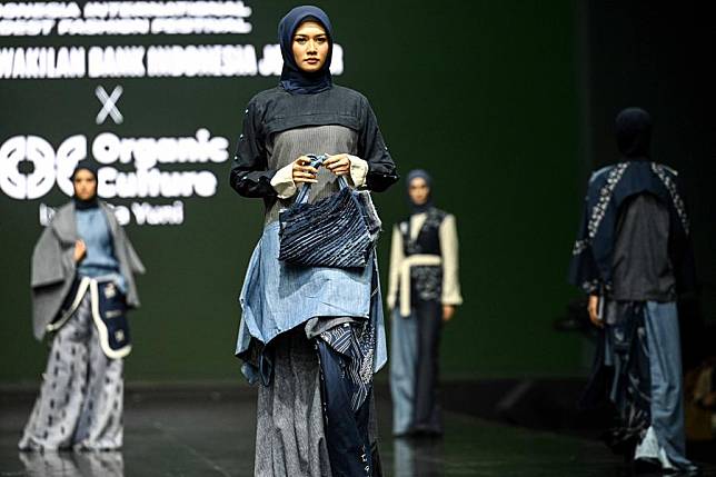 Models present a creation of Indonesian designer Anita Yuni during Indonesia International Modest Fashion Festival (IN2MF) 2024 in Jakarta, Indonesia, on Oct. 30, 2024. (Xinhua/Agung Kuncahya B.)