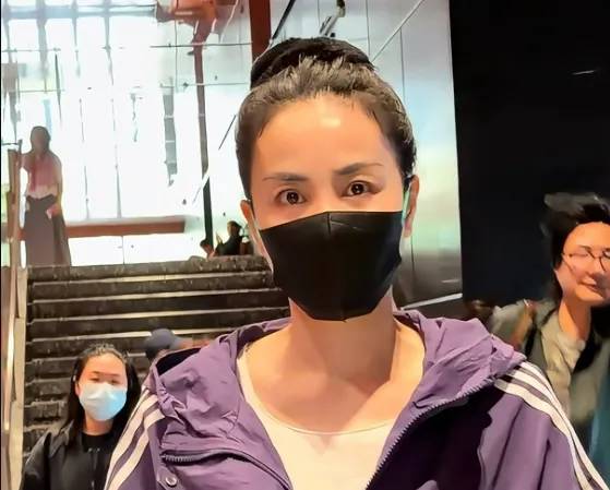 王菲昨在北京看話劇被拍。翻攝微博