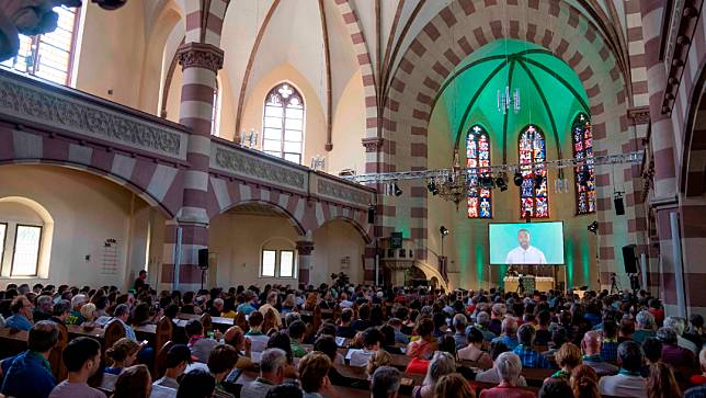 德國一間教堂9日舉辦由聊天機器人ChatGPT佈道的儀式，AI機器人化身為螢幕上的黑人。美聯社