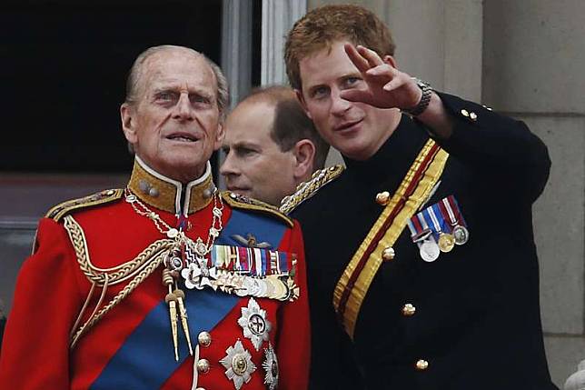 菲利普親王（左）99歲辭世，右為孫子哈利王子。（AP）