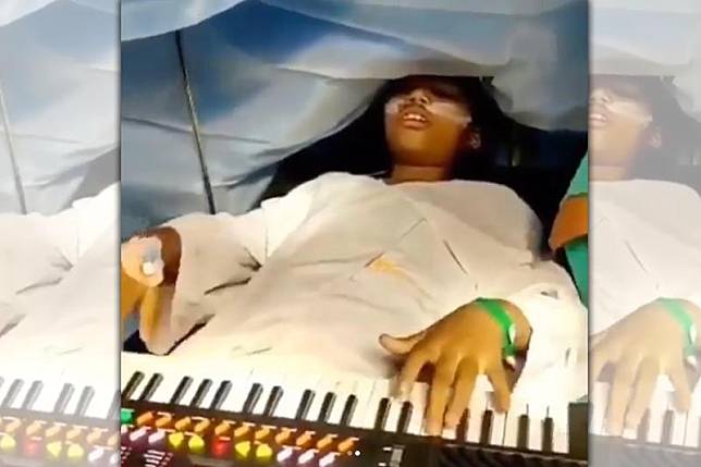 女童一邊接受開腦手術，一邊彈琴。（翻攝自BIMR Hospital）
