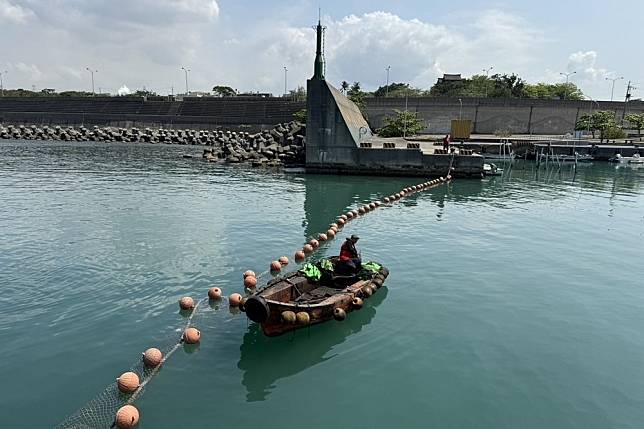 高雄市政府府海洋局會同汕尾漁港安檢所，及相關單位進行漂流木攔木網演練。（海洋局提供）